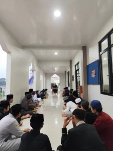 foto santri sedang buka puasa sunnah di bulan sya'ban
