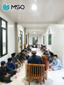foto santri sedang buka puasa sunnah di bulan sya'ban