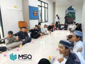 foto santri sedang buka puasa sunnah di bulan sya'ban