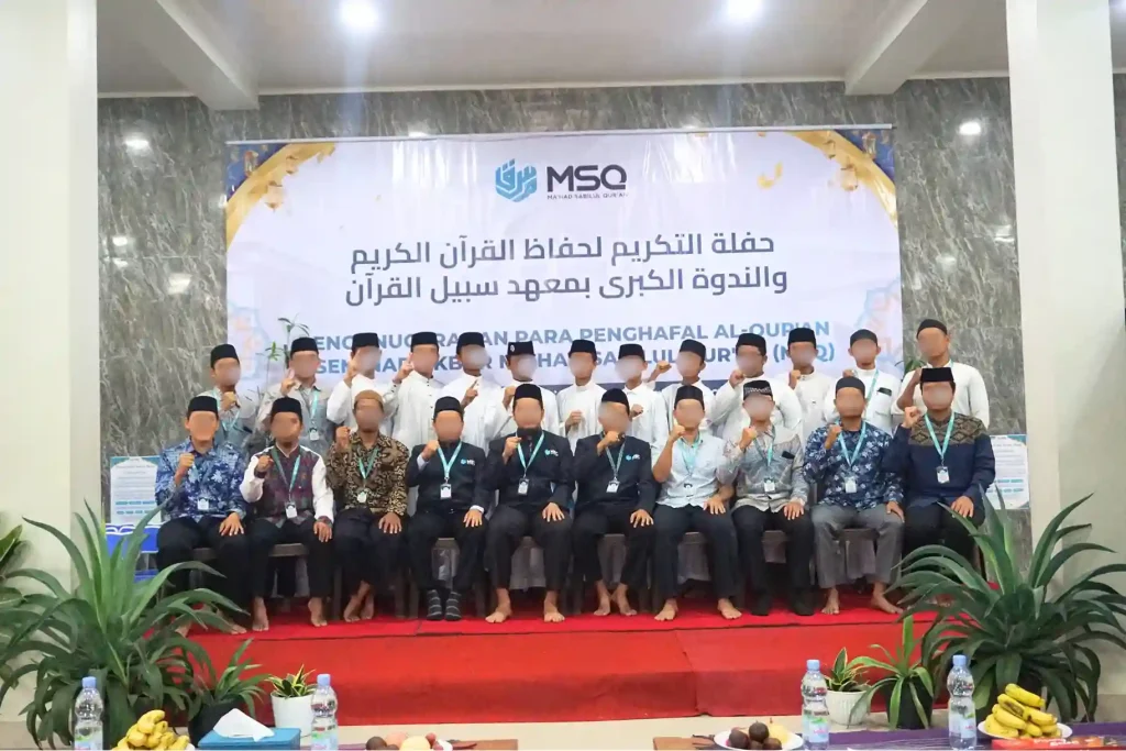 Momen kebahagiaan santri dan pengurus Ma’had Sabilul Qur’an dalam foto bersama acara wisuda.