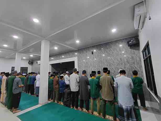 Santri dan jamaah Ma’had Sabilul Qur’an melaksanakan shalat gerhana bulan secara berjamaah di masjid pesantren