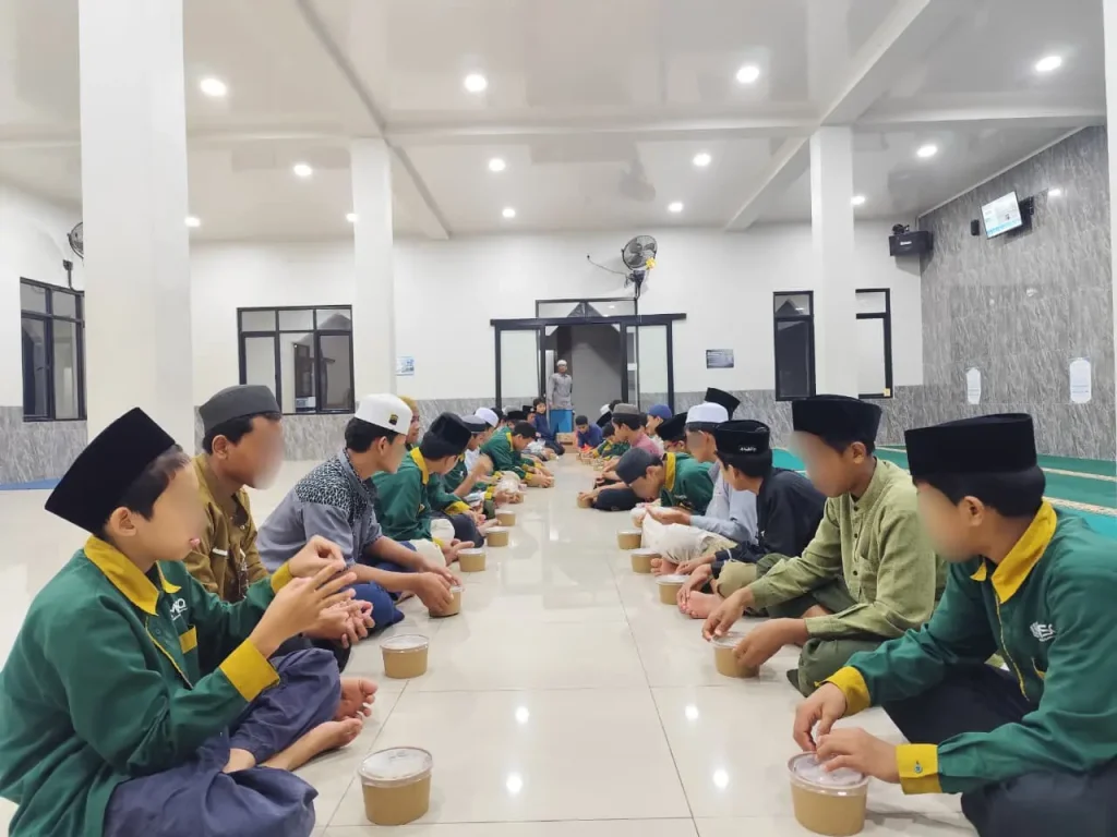 Santri Ma’had Sabilul Qur’an sedang berbuka puasa sunnah bersama