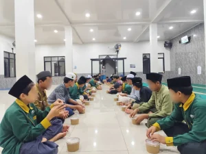 Santri Ma’had Sabilul Qur’an sedang berbuka puasa sunnah bersama