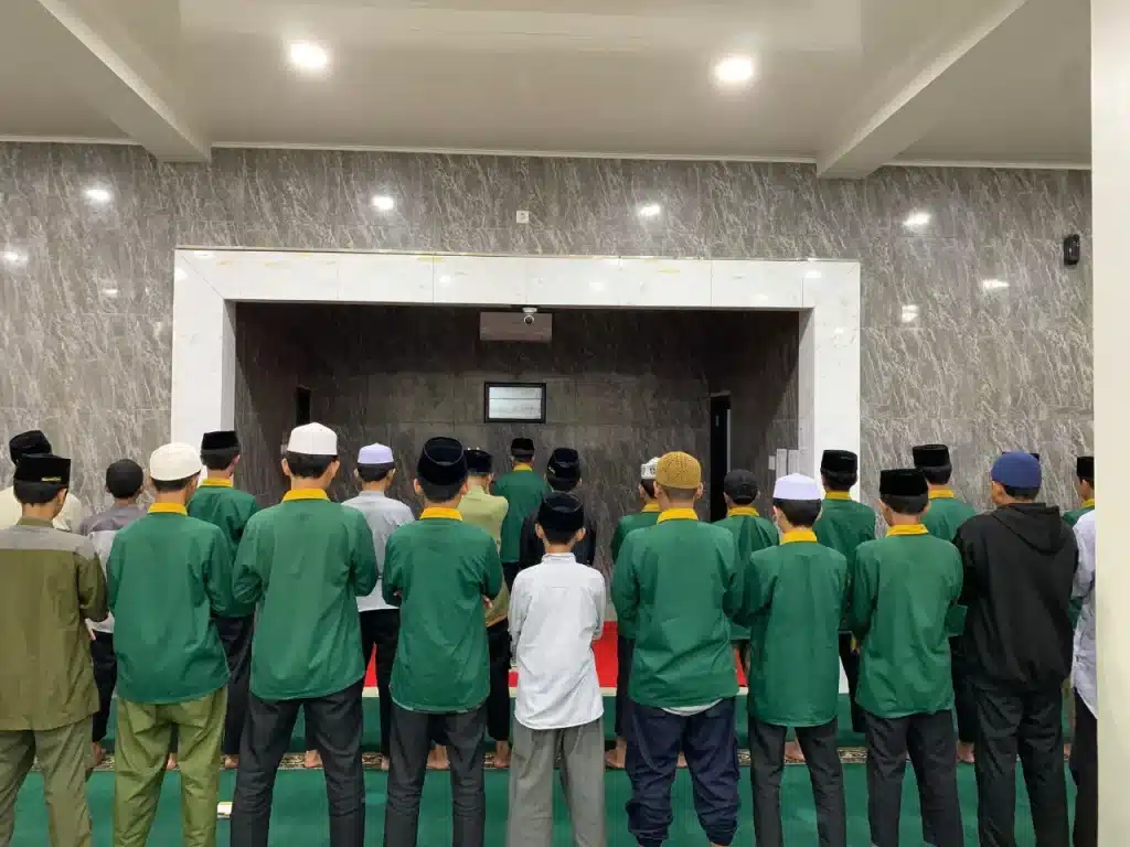 Santri Ma’had Sabilul Qur’an melaksanakan murojaah hafalan Al-Qur’an dalam shalat tahajjud berjamaah