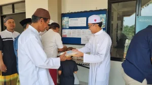Ma’had Sabilul Qur’an memberikan makan siang gratis untuk warga sekitar sebagai bentuk kepedulian dan berbagi berkah.