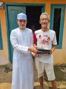 Pembagian nasi kepada warga yang membutuhkan sebagai bentuk kepedulian sosial Ma’had Sabilul Qur’an.