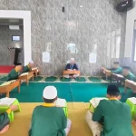Santri Tahfidz Ma’had Sabilul Qur’an sedang murojaah Al-Qur’an di kelas