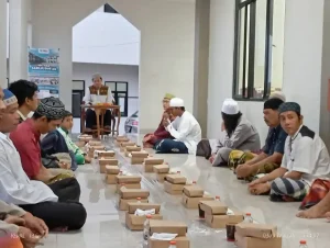 Santri dan warga berkumpul dalam acara buka bersama di Ma’had Sabilul Qur’an dengan suasana hangat penuh kebersamaan.