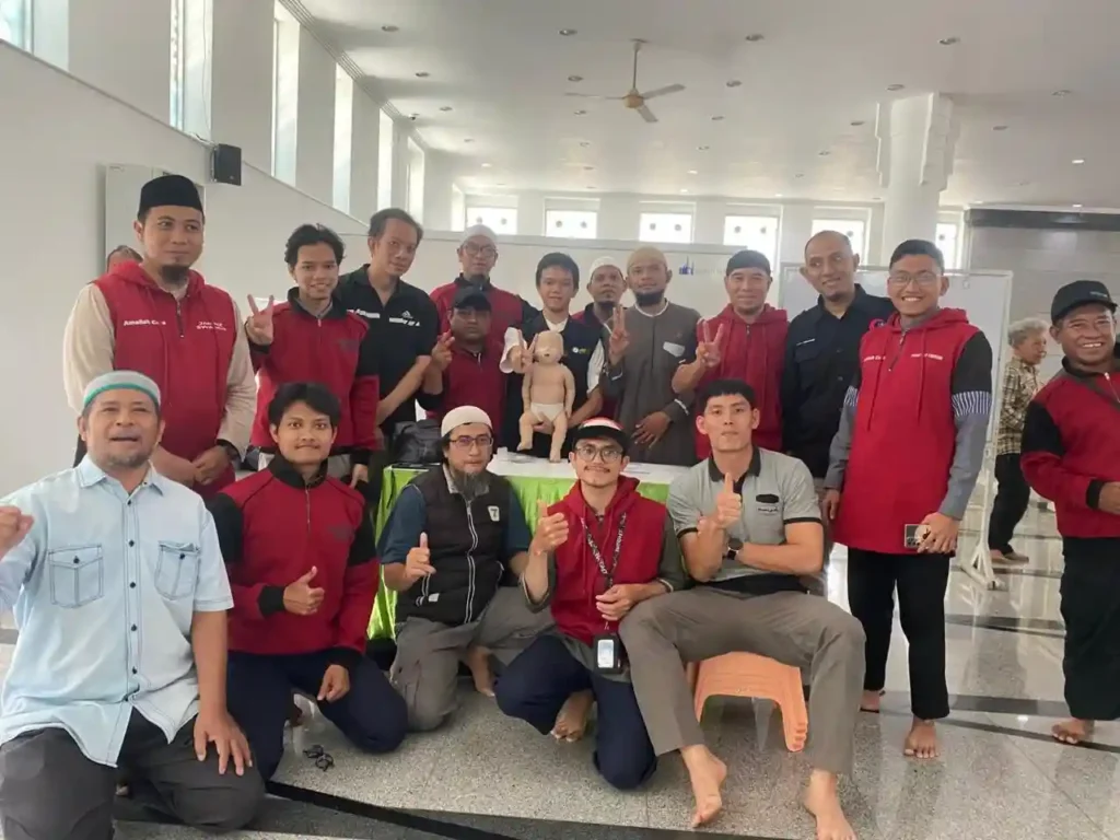 Pengurus MSQ Peduli sedang mengikuti Workshop Life Saver bersama Amaliah Care, mempraktikkan keterampilan pertolongan pertama dan tanggap darurat dengan bimbingan instruktur profesional