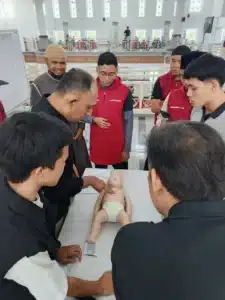 Pengurus MSQ Peduli sedang mengikuti Workshop Life Saver bersama Amaliah Care, mempraktikkan keterampilan pertolongan pertama dan tanggap darurat dengan bimbingan instruktur profesional