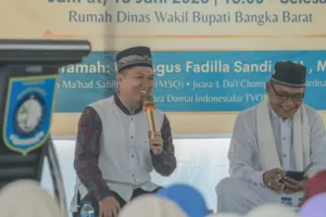 Ustadz Agus Fadillah Sandi dan Wakil Bupati Yus Derahman duduk bersama dalam sesi ceramah di rumah dinas wakil bupati Bangka Barat. Keduanya tampak tersenyum di depan peserta pengajian.