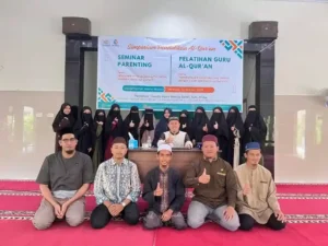 Peserta seminar dan workshop pendidikan Al-Qur’an duduk memenuhi ruangan berpendingin dengan dinding akustik putih. Di barisan depan tampak Ustadz Agus Fadillah Sandi bersama peserta ikhwan dan akhwat