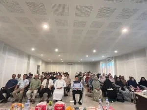 Panitia, pemateri, dan peserta berfoto bersama di depan backdrop “Seminar Pendidikan Anak dan Workshop Guru Al-Qur’an”. Semua tampak tersenyum dan mengenakan busana muslim rapi.