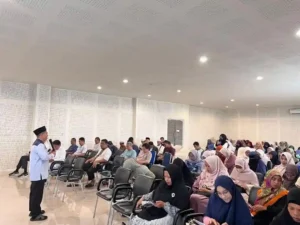 Rombongan jamaah pria berfoto bersama di dalam masjid setelah acara kajian. Mereka mengenakan pakaian muslim berbagai warna sambil mengacungkan jempol dan tersenyum.