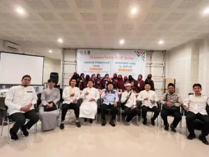 Ustadz Agus Fadillah Sandi dan Wakil Bupati Yus Derahman duduk di meja panel acara workshop guru Al-Qur’an. Dalam foto kedua, ustadz menyerahkan sertifikat penghargaan kepada peserta pria yang tampil rapi.