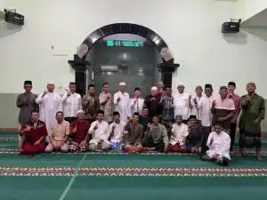 Ustadz Agus Fadillah Sandi dan Wakil Bupati Yus Derahman duduk bersama dalam sesi ceramah di rumah dinas wakil bupati Bangka Barat. Keduanya tampak tersenyum di depan peserta pengajian.