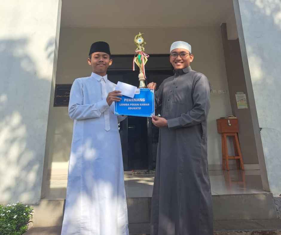 Ust Zaid Memberikan Hadiah Kepada Pemenang Kamar Terbaik