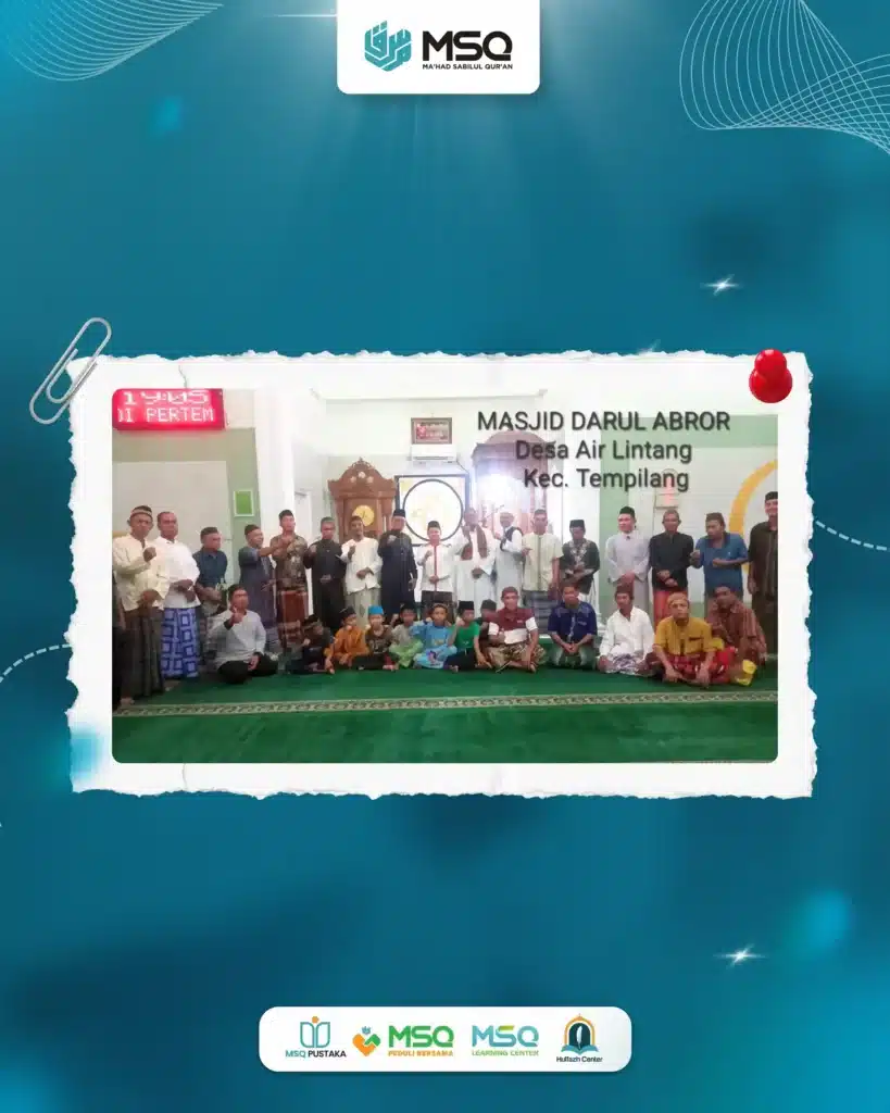 Foto: Ustadz Agus Fadilla Sandi bersama para jama'ah masjid usai penyampaian materi Safari Dakwah Ayah Teladan tentang peran ayah sebagai penanggung jawab pendidikan keluarga di salah satu masjid di Bangka Barat, Jumat–Ahad (26–28/12/2025). (Dok. SQC)