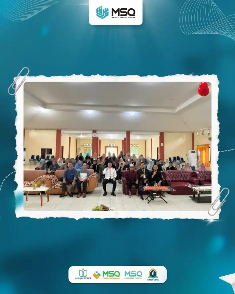 Foto: Ustadz Agus Fadilla Sandi bersama para peserta Seminar Parenting Fitrah Parenting Series #2 di Graha Aparatur Pemkab Bangka Barat, Sabtu (27/12/2025). (Dok. SQC)