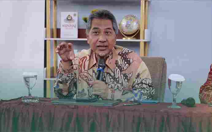 Prof. Dr. Hamid Fahmy Zarkasyi (keynote speaker 1) menyampaikan gagasan pendidikan holistik dalam Islam pada Temu Ilmiah INSISTS 2025, Jakarta, Sabtu (6/12/2025). (Insist Indonesia/Admin)