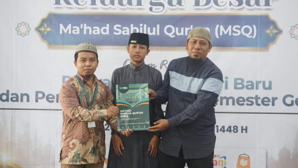 Prosesi Penyerahan Santri Secara Simbolis dari Orang Tua kepada Pihak Ma'had, diterima oleh Ustadz Muhammad Saleh, S.Ag., M.Ag., Hafizhahullah