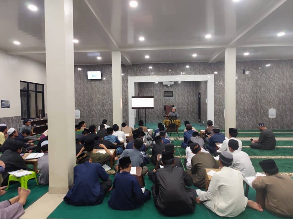 Santri MSQ mengikuti Kajian Tematik Tafsir Al-Qur’an di Masjid Ma’had Sabilul Qur’an. Foto: Dokumentasi MSQ