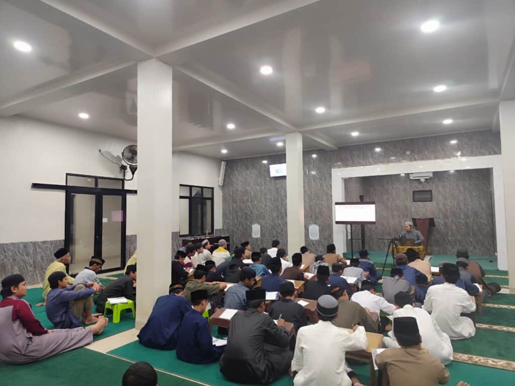 Pengurus MSQ mengikuti Kajian Tematik Tafsir Al-Qur’an di Masjid Ma’had Sabilul Qur’an. Foto: Dokumentasi MSQ.