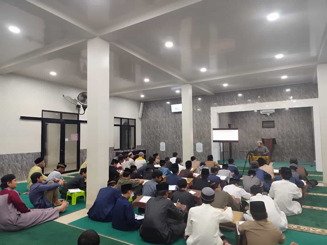 Pengurus MSQ mengikuti Kajian Tematik Tafsir Al-Qur’an di Masjid Ma’had Sabilul Qur’an. Foto: Dokumentasi MSQ.