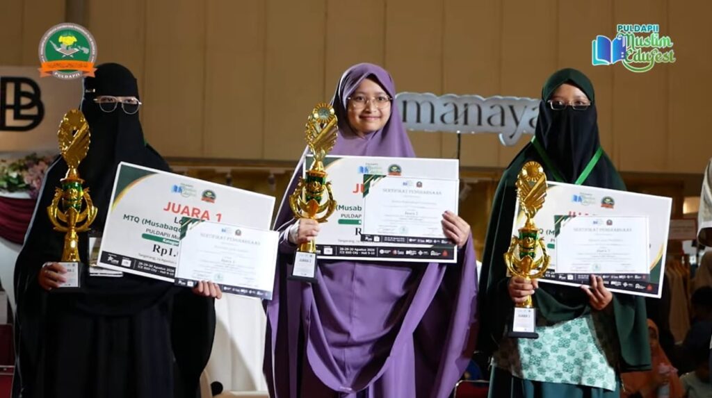 proses pemberian hadiah peserta akhwat