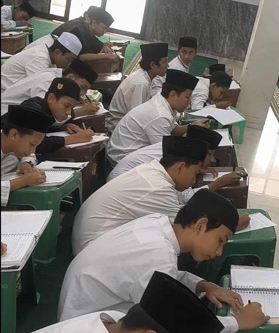 Setiap latihan diikuti evaluasi langsung dan umpan balik agar santri mengetahui kekuatan serta bagian yang perlu diperbaiki dalam penampilan mereka.