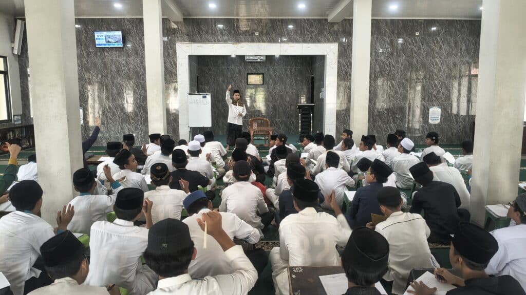 Ust. Agus Fadilla Sandi membimbing santri MSQ dalam Ekstrakurikuler Public Speaking sebagai bagian dari penguatan life skill dan kaderisasi dakwah.