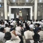 Ust. Agus Fadilla Sandi membimbing santri MSQ dalam Ekstrakurikuler Public Speaking sebagai bagian dari penguatan life skill dan kaderisasi dakwah.