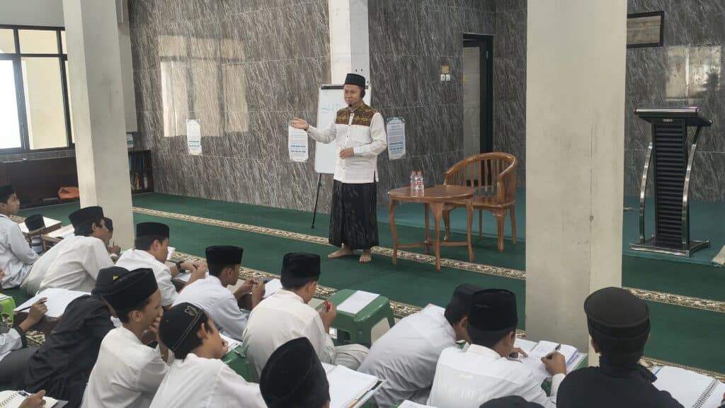 Ust. Agus Fadilla Sandi membimbing santri MSQ dalam Ekstrakurikuler Public Speaking sebagai bagian dari penguatan life skill dan kaderisasi dakwah.