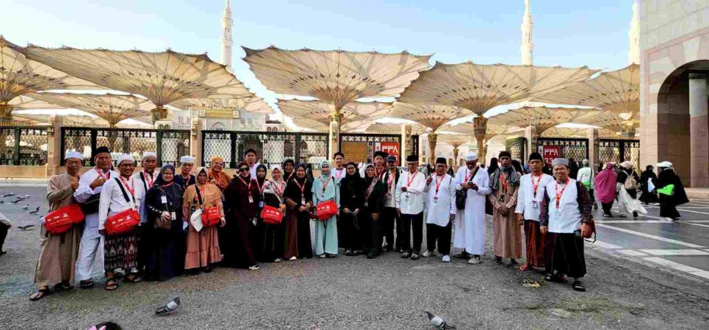 Ust Agus Fadilla Sandi membersamai jamaah dalam kegiatan city tour di kota Madinah dalam rangkaian Umrah tvOne bersama UAS.