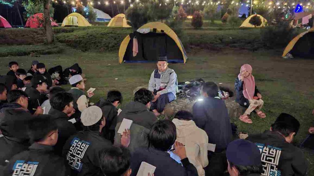 Ust. Agus Fadilla Sandi membersamai santri dalam sharing session-deep talk, Qur’anic Camp MSQ 2026. Pengalaman dakwah dan pelayanan umat di berbagai ruang diharapkan kembali memberi manfaat bagi pengembangan Ma'had Sabilul Qur'an dan syiar pendidikan Al-Qur'an.