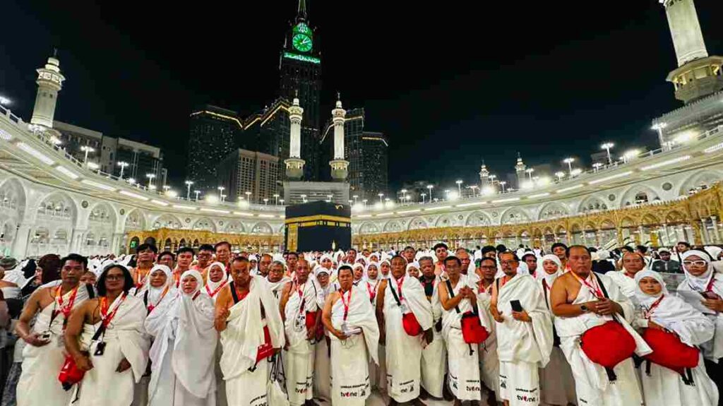 Ustaz Agus Fadilla Sandi membersamai dan membimbing jamaah Umrah tvOne sejak manasik sebelum keberangkatan hingga pelaksanaan ibadah umrah di Tanah Suci.