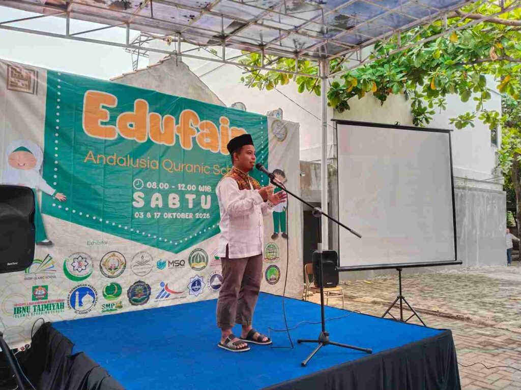 pimpinan ma'had sabilul quran menyampaikan presentasi profil sekolah msq di andalusia quranic school